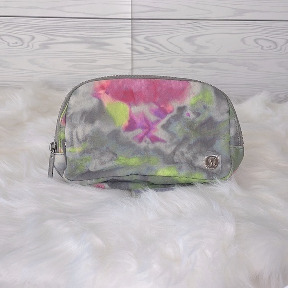 Lululemon Everywhere Belt Bag 1L (Hyper Dye Multi/Rover) - Picture 7 of 11